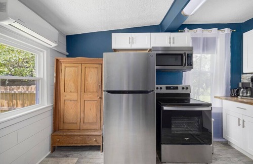 Bristol Apartamento | Remodeled Apartment Blocks from Downtown Bristol