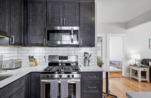 Bristol Apartamento | Remodeled Apartment Walking Distance to Water, Restaurants and Shops