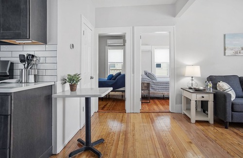 Bristol Apartamento | Remodeled Apartment Walking Distance to Water, Restaurants and Shops