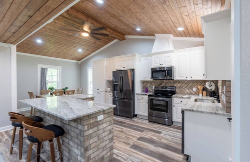 Heber Springs Casa | Remodeled beauty in Heber Springs! 3 bedrooms and garage apt. Sleeps 8.