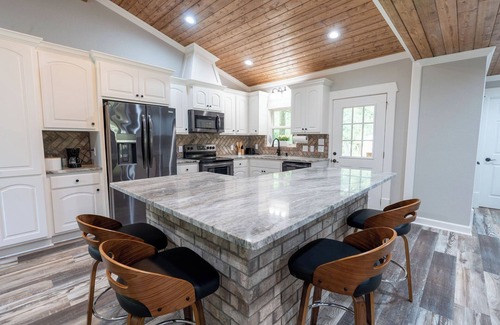Heber Springs Casa | Remodeled beauty in Heber Springs! 3 bedrooms and garage apt. Sleeps 8.
