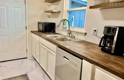 Benton Casa | Remodeled Benton home-sleeps 7/Coffee bar/WI-FI & Netflix/easy access to freeway