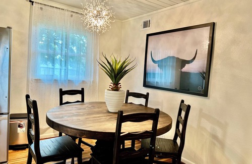Benton Casa | Remodeled Benton home-sleeps 7/Coffee bar/WI-FI & Netflix/easy access to freeway