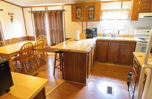 Benton Apartamento | Remodeled Cottage 4 at the King Creek Lodge and Marina