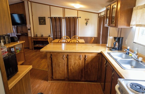 Benton Apartamento | Remodeled Cottage 4 at the King Creek Lodge and Marina