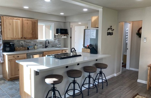 Three Rivers Cabaña | Remodeled Cottage / Shared Pool / Walk to Town