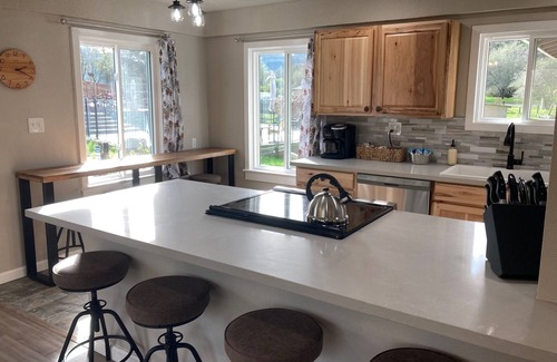 Three Rivers Cabaña | Remodeled Cottage / Shared Pool / Walk to Town