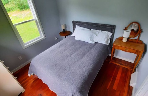 Vernon County Otro | Remodeled country farmhouse, 3 min drive from Mississippi River, Peaceful/Clean.