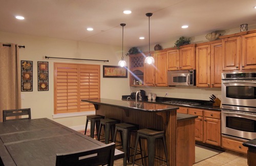 Bear Hollow Village Casa | Recientemente remodelado 3 BR + den, 2. 5 BA, gimnasio, jacuzzi, piscina, Firepit
