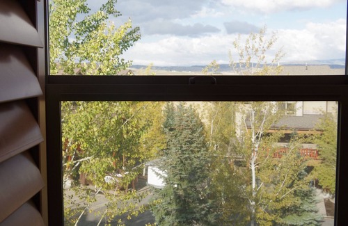 Bear Hollow Village Casa | Recientemente remodelado 3 BR + den, 2. 5 BA, gimnasio, jacuzzi, piscina, Firepit