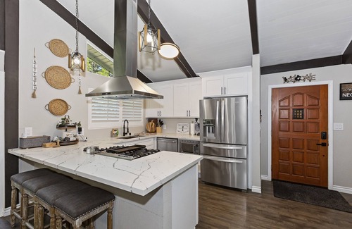 Twin Peaks Chalet De Esquí | Remodeled, Cozy Chalet w/ Hot Tub, fire pit & Central A/C & Heat