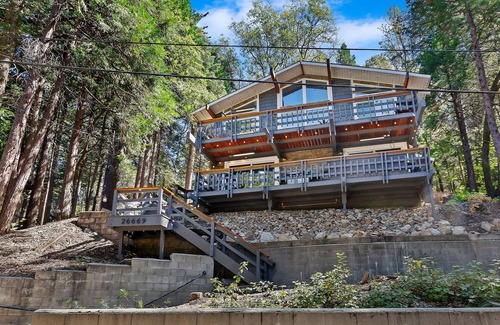 Twin Peaks Chalet De Esquí | Remodeled, Cozy Chalet w/ Hot Tub, fire pit & Central A/C & Heat