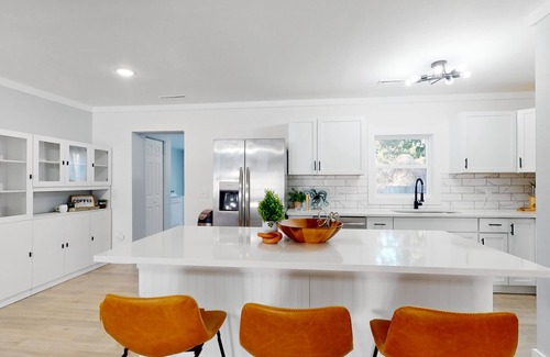 Shell Point Casa | Remodeled cozy ocean themed home with outdoor seating & firepit