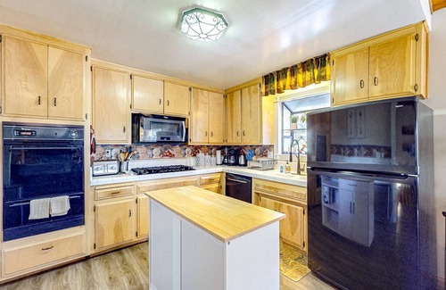 Crestline Cabina | Remodeled Crestline Cabin 1 Mile to Lake Gregory with Balcony Views