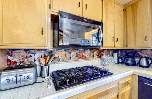 Crestline Cabina | Remodeled Crestline Cabin 1 Mile to Lake Gregory with Balcony Views