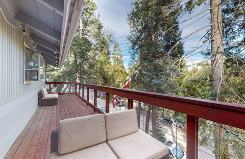 Crestline Cabina | Remodeled Crestline Cabin 1 Mile to Lake Gregory with Balcony Views