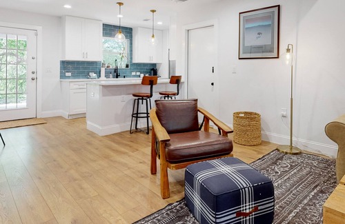 South Manchaca Casa | Remodeled dog-friendly home near downtown with patio, streaming & AC