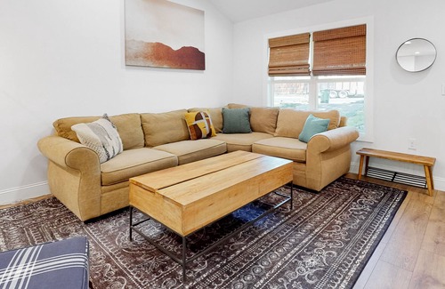 South Manchaca Casa | Remodeled dog-friendly home near downtown with patio, streaming & AC