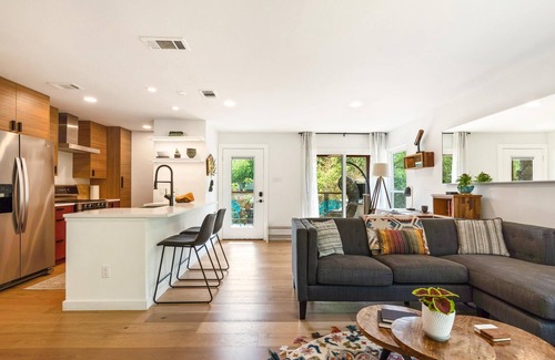 Barton Hills Casa | Remodeled duplex in Barton Hills with open kitchen, great patio. Sunset views.