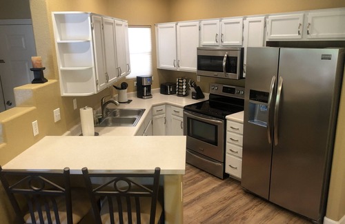 North Mountain Condominio | Unidad cerrada extensamente remodelada con cubiertas grandes, 3 piscinas, jacuzzis, tenis.