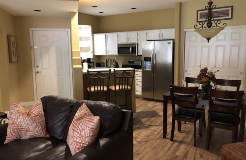 North Mountain Condominio | Unidad cerrada extensamente remodelada con cubiertas grandes, 3 piscinas, jacuzzis, tenis.