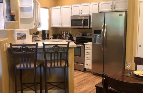 North Mountain Condominio | Unidad cerrada extensamente remodelada con cubiertas grandes, 3 piscinas, jacuzzis, tenis.