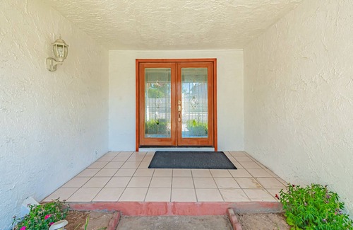 Rancho Oakey Casa | Casa unifamiliar remodelada en planta baja con piscina grande cerca de strips