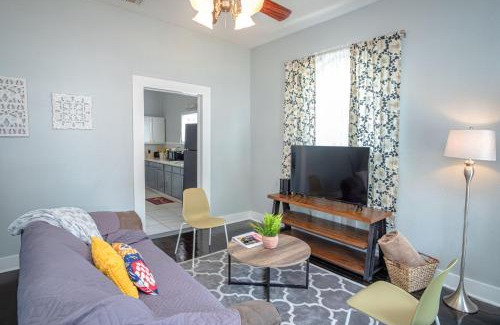 Five Points Apartamento | Remodeled Historic 2BR 1BA House Near Downtown