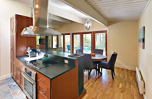 Bainbridge Island Casa | Remodeled Home: Wood Stove, Patio, Spacious Yard & Kayaks – Steps to Bay