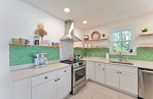 River District Casa | Remodeled home in Historic neighborhood. 20 min.~ AMI/ 5 min ~downtown Bradenton