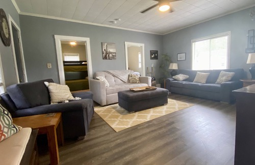Alma Casa | Remodeled house blocks from Harlan County Reservoir