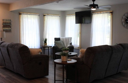 Brimfield Cabaña | Remodeled Lake cottage with access to 4 lakes