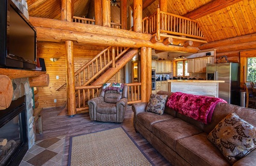 Sandpoint Casa | Casa de troncos remodelada en Schweitzer Mountain con bañera de hidromasaje privada - 1/2 milla a los ascensores