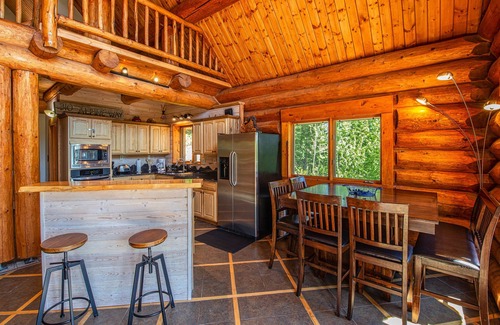 Sandpoint Casa | Casa de troncos remodelada en Schweitzer Mountain con bañera de hidromasaje privada - 1/2 milla a los ascensores
