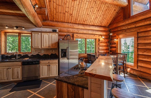 Sandpoint Casa | Casa de troncos remodelada en Schweitzer Mountain con bañera de hidromasaje privada - 1/2 milla a los ascensores
