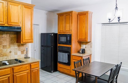Lewisville Casa | Remodeled luxury with Proximity