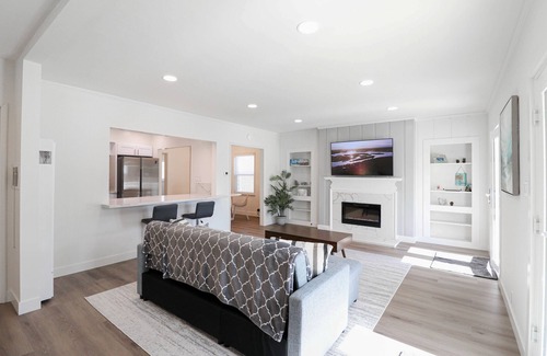 Old Towne Casa | Remodeled Modern House Steps To Beach 2 Car Garage