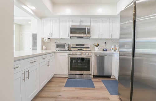 Old Towne Casa | Remodeled Modern House Steps To Beach 2 Car Garage