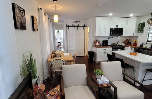 Galveston Cabaña | Remodeled, modern,🔥Pit, 💜Close to everything!!STRAND, BEACH, CRUISE🛳 MidTown