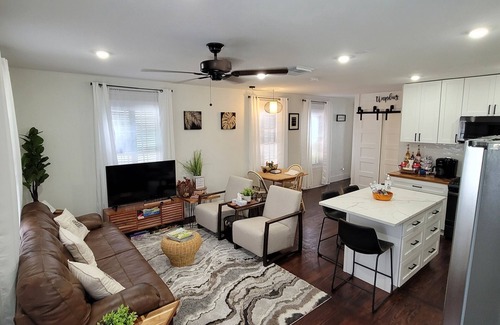 Galveston Cabaña | Remodeled, modern,🔥Pit, 💜Close to everything!!STRAND, BEACH, CRUISE🛳 MidTown
