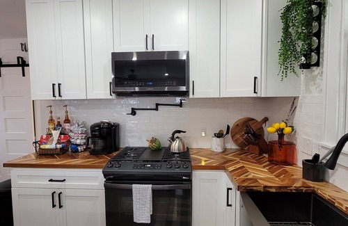 Galveston Cabaña | Remodeled, modern,🔥Pit, 💜Close to everything!!STRAND, BEACH, CRUISE🛳 MidTown