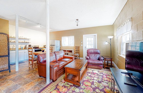Waynesville Apartamento | Remodeled mountain studio close to downtown with full kitchen, firepit, & patio