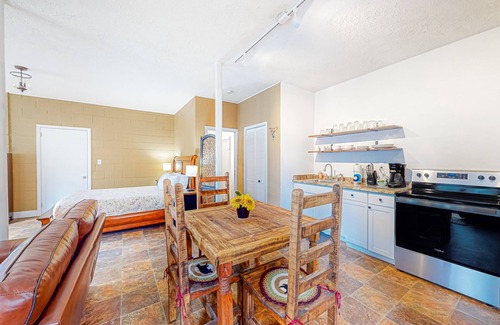 Waynesville Apartamento | Remodeled mountain studio close to downtown with full kitchen, firepit, & patio