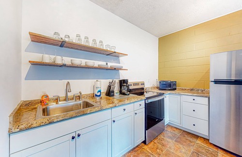 Waynesville Apartamento | Remodeled mountain studio close to downtown with full kitchen, firepit, & patio