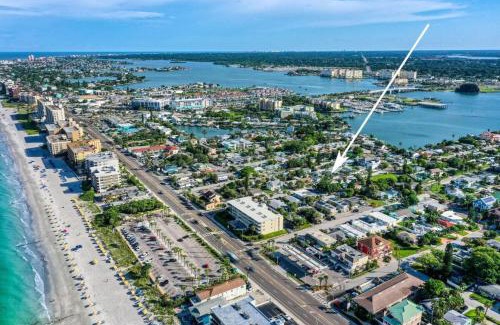Madeira Beach Apartamento | Remodeled Pet Friendly Condo, 1 Block to Beach Access, Walkable to Restaurants! Fall Promo for Mondays & Thursdays!