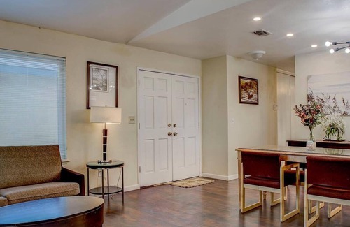 Southeastern Sacramento Casa | Silencioso Sacramento 3bd / 2ba casa w / W / D