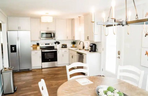 Bowling Green Casa | Remodeled split-level home with southern charm. Pet-Friendly!