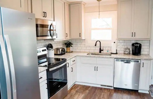 Bowling Green Casa | Remodeled split-level home with southern charm. Pet-Friendly!