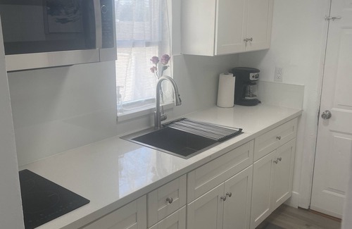 Downtown Phoenix Cabaña | Remodeled Stand alone Cottage.