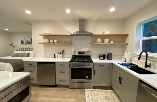 Fall City Cabaña | New Construction Cottage! Walk to Lake and Hiking Trails